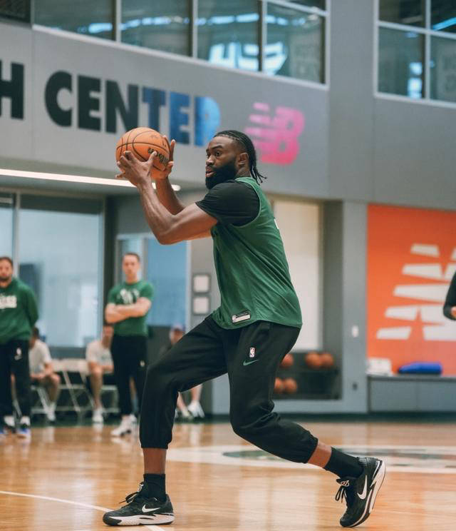 爱游戏APP-包含NBA总决赛赛程吃紧，波士顿凯尔特人冲刺阶段防线松动，气氛紧张，训练强度明显提升的词条